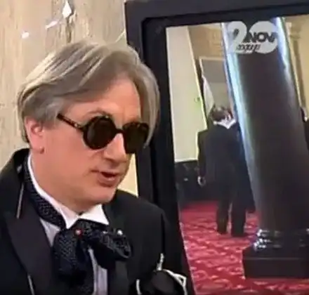 Денди втрещи със стайлинг, разхожда се с мургав млад мъж