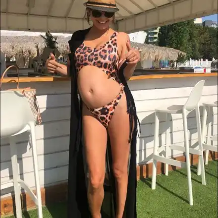 Деси Цонева пъчи бременно коремче