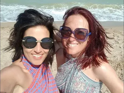 Деси Стоянова и Ани Цолова с рошаво селфи от плажа