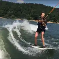 Деси Тенекеджиева се зариби по уейксърфинга