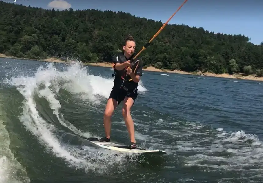 Деси Тенекеджиева се зариби по уейксърфинга