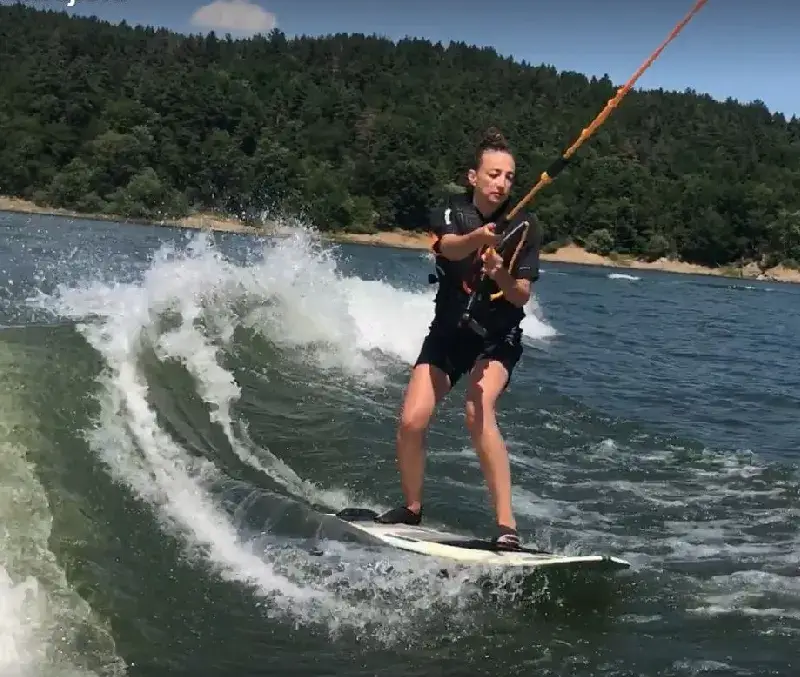 Деси Тенекеджиева се зариби по уейксърфинга