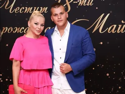 ДесиСлава глези и големия