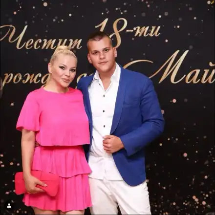 ДесиСлава глези и големия