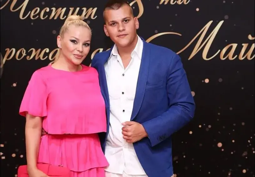 ДесиСлава глези и големия