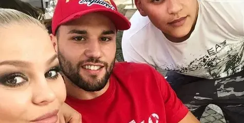 ДесиСлава иронично: Ошишкала съм се и пак мечтая за десерт! +Вижте как Благой я защити за излишните килограми