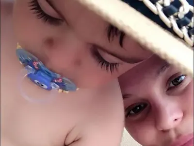 ДесиСлава отмаря с бебето на море