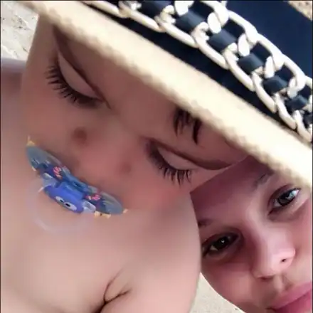 ДесиСлава отмаря с бебето на море