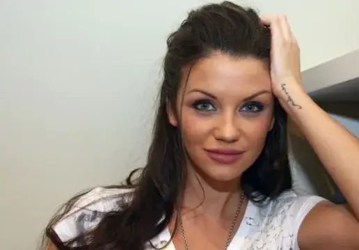 Диляна Попова във възторг от розово езеро