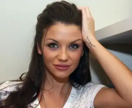 Диляна Попова във възторг от розово езеро