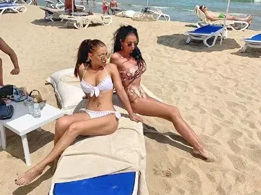 Емануела и Деси Фотосесията заедно на море (СНИМКИ)
