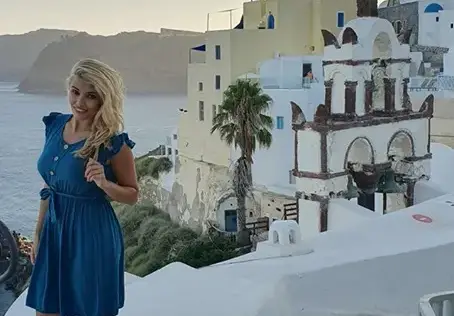Ева Веселинова отмаря в Санторини
