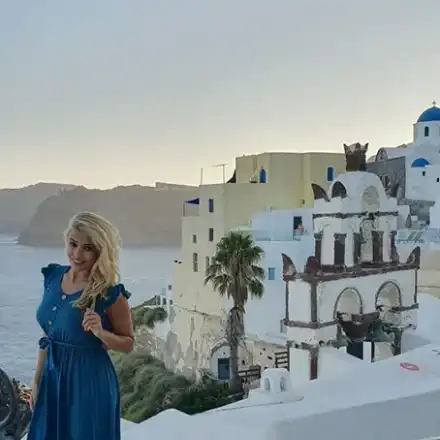 Ева Веселинова отмаря в Санторини