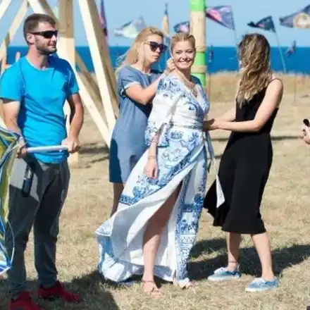 Факири гримират Алекс като дръвче