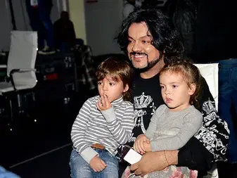 Филип Киркоров баща-мечта! Отмаря с децата в Крит и Монако