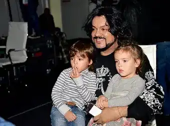 Филип Киркоров баща-мечта! Отмаря с децата в Крит и Монако