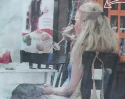 Гена Трайкова пие от обяд! Журналистката се налива с вино в работно време