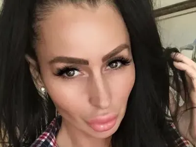 Глобиха лекарите на Деси Фотосесията заради смъртта на бааб й! Плеймейтката сипе обиди за болницата в Търговище