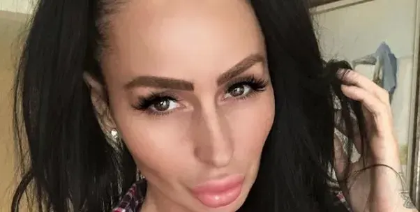 Глобиха лекарите на Деси Фотосесията заради смъртта на бааб й! Плеймейтката сипе обиди за болницата в Търговище