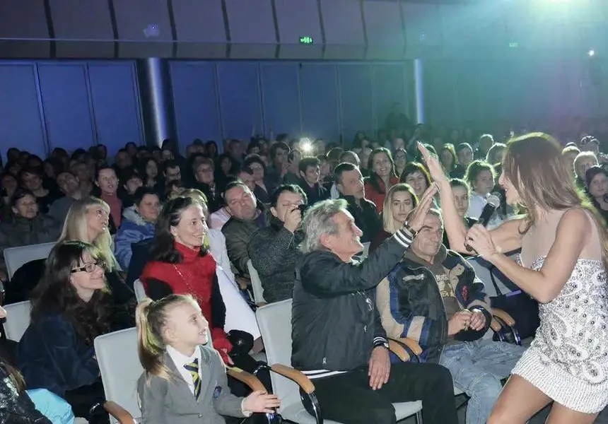 Глория прости на баща пияница, изпил парите за абитуриентската й рокля