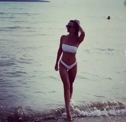 Глория разгорещи феновете по бански