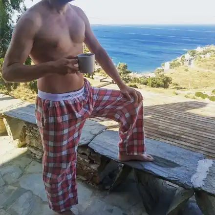 Хазарта стегнат по пижама