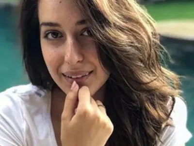 И дъщерята на Гала се пусна по монокини (Горещо фото в галерията)