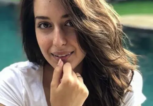 И дъщерята на Гала се пусна по монокини (Горещо фото в галерията)