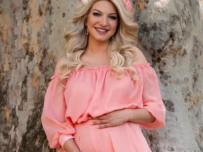 Йоанна Драгнева не е напълняла, носи рокля от преди бременността