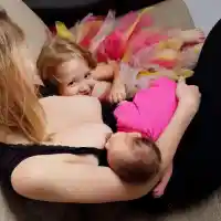 Ирена Милянкова показа как кърми (Снимка)