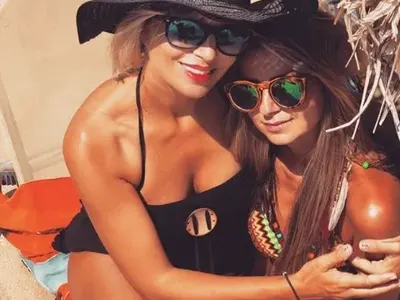 Ирина Тенчева на плаж с червило