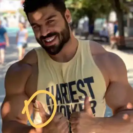 Историята се повтаря: Фики продължава да вае мускули с Фотошоп! Вижте как се издъни (СНИМКИ)