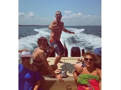 Юлиян Вергов върти дупе на яхта! Актьорът се присмя на танците си, нарече ги „излагация“