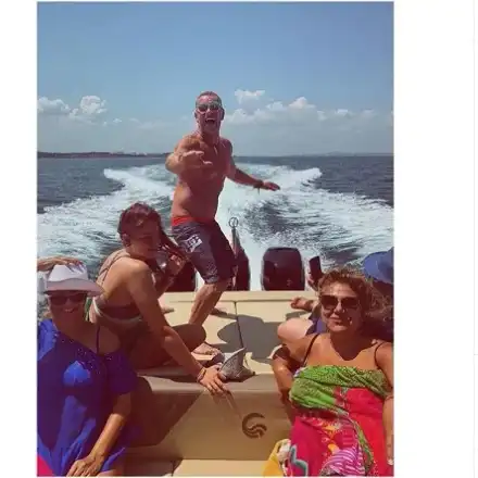 Юлиян Вергов върти дупе на яхта! Актьорът се присмя на танците си, нарече ги „излагация“