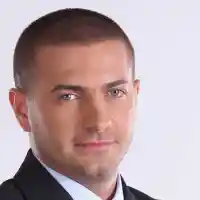 Иван Тодоров зарязал семейството си заради знойна брюнетка (Скандалният хакерски шеф плаща тлъста издръжка на бившата си)