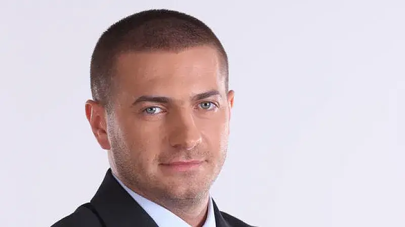 Иван Тодоров зарязал семейството си заради знойна брюнетка (Скандалният хакерски шеф плаща тлъста издръжка на бившата си)