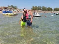 Жени и Тачо правят спойка край морето