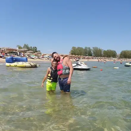 Жени и Тачо правят спойка край морето