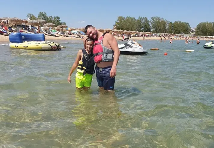 Жени и Тачо правят спойка край морето
