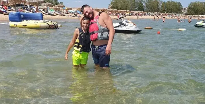 Жени и Тачо правят спойка край морето