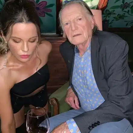 Кейт Бекинсейл пие вино в София с Филч от „Хари Потър“