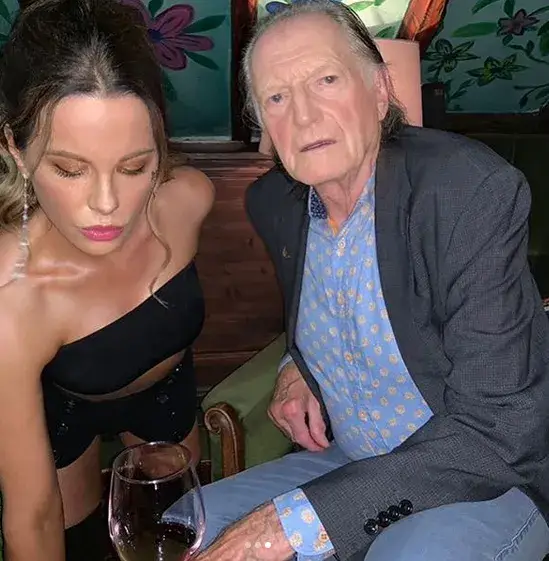 Кейт Бекинсейл пие вино в София с Филч от „Хари Потър“