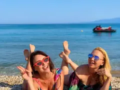 Клюкарката Лили мачка чакъл с големите бомби