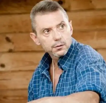 Крум Савов летува като по соца – 14 дни на Слънчака