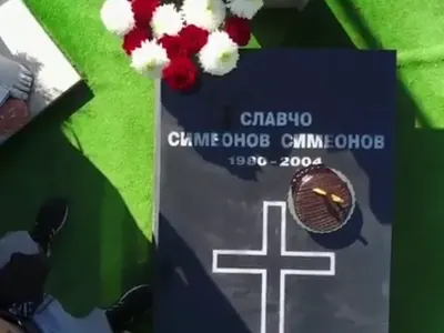 Любо Чука снима гроба на брат си на видео (Снимки)