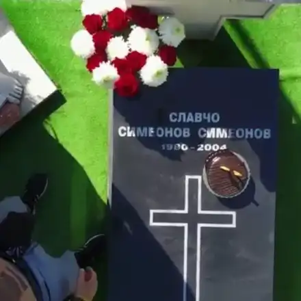 Любо Чука снима гроба на брат си на видео (Снимки)