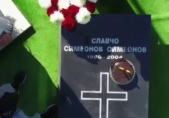 Любо Чука снима гроба на брат си на видео (Снимки)