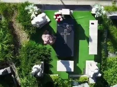 Любо Чука снима гроба на брат си на видео (Снимки)