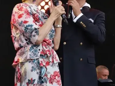 Лорд Минчев в акция: Тони облечена в плажен чадър, Роси бърка модните хоризонти и още + снимки