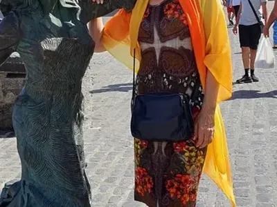 Лорд Минчев в акция: Тони облечена в плажен чадър, Роси бърка модните хоризонти и още + снимки